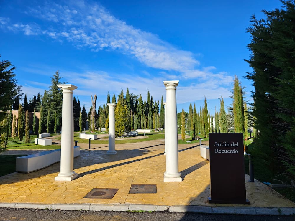 Jardín del Recuerdo Torrejón de Ardoz columnas