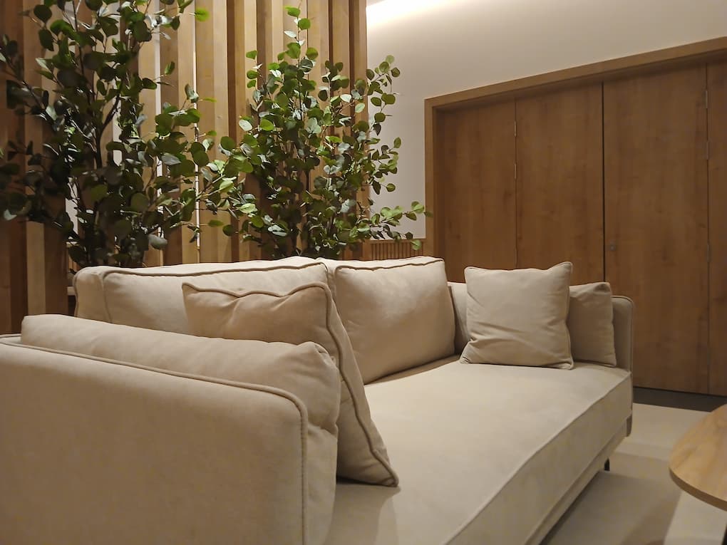 Tanatorio Móstoles sala perspectiva sofá.jpg