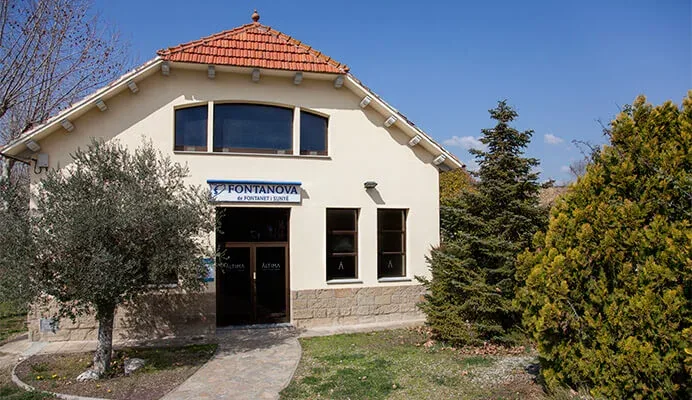Fachada y acceso de Tanatorio de Navarcles