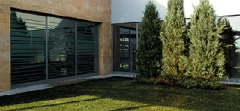 Fachada y acceso de Tanatorio Gavá. Servicios Funerarios Gavá, Barcelona.