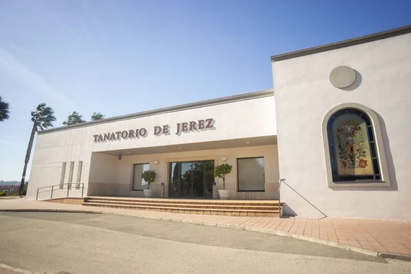 Fachada y acceso de Tanatorio-crematorio de Jerez de la Frontera