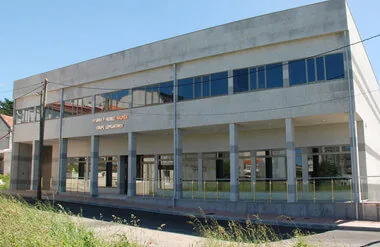 Fachada y acceso de Tanatorio Malpica, A Coruña