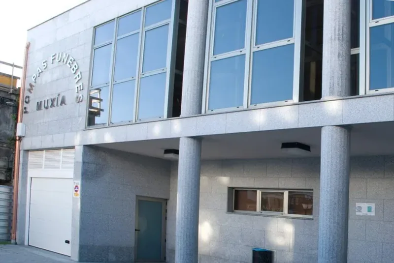 Fachada y acceso de Tanatorio Muxía