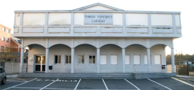 Fachada y acceso de Tanatorio Laracha, A Coruña