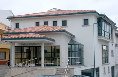 Fachada y acceso de Tanatorio Fisterra, A Coruña