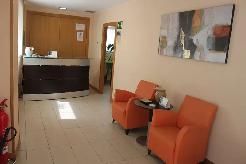 Fachada y acceso de Tanatorio Mutriku. Servicios Funerarios Mutriku, Guipúzcoa.