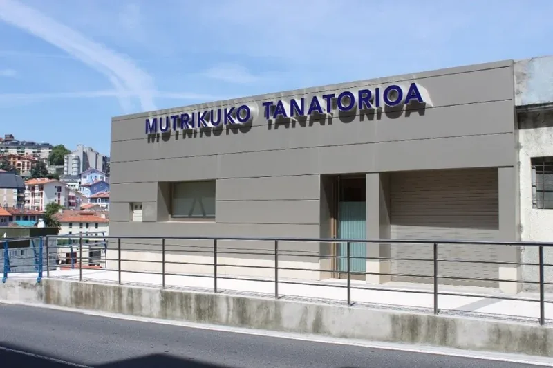 Fachada de Tanatorio Mutriku. Servicios Funerarios Mutriku, Guipúzcoa.