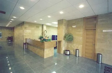 Fachada y acceso de Tanatorio del Atlántico, Huelva