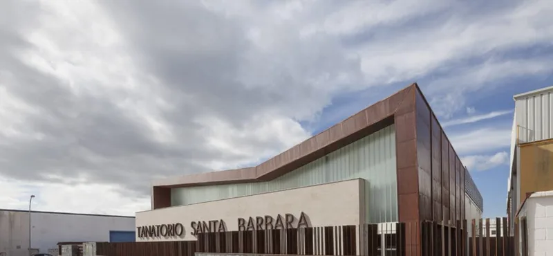 Fachada y acceso de Tanatorio-crematorio La Carolina, Jaén