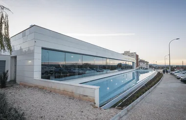 Fachada y acceso de Tanatorio Antequera. Servicios Funerarios Antequera, Málaga.