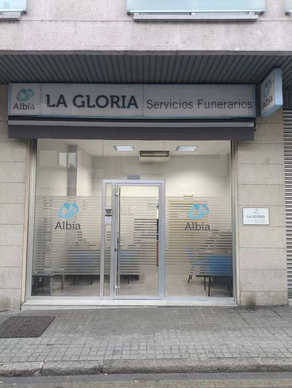 Fachada y acceso de