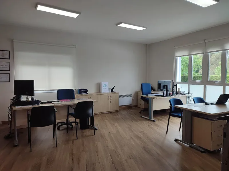 Fachada y acceso de Tanatorio en Silleda