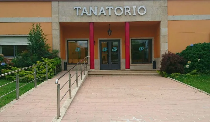 Fachada y acceso de Tanatorio en Sanxenxo
