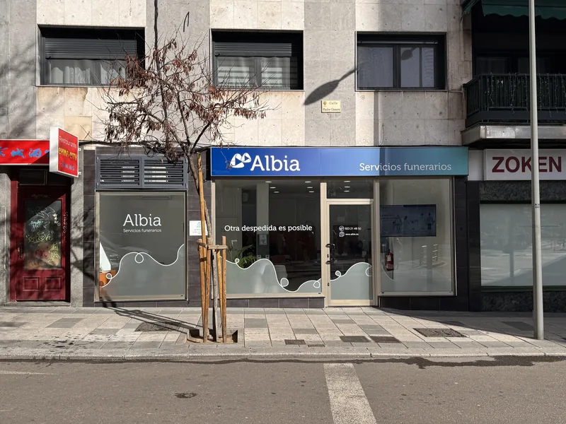 Fachada y acceso de Tanatorio en Salamanca