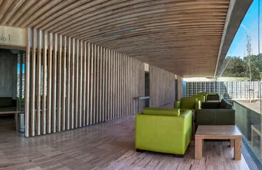 Fachada y acceso de
