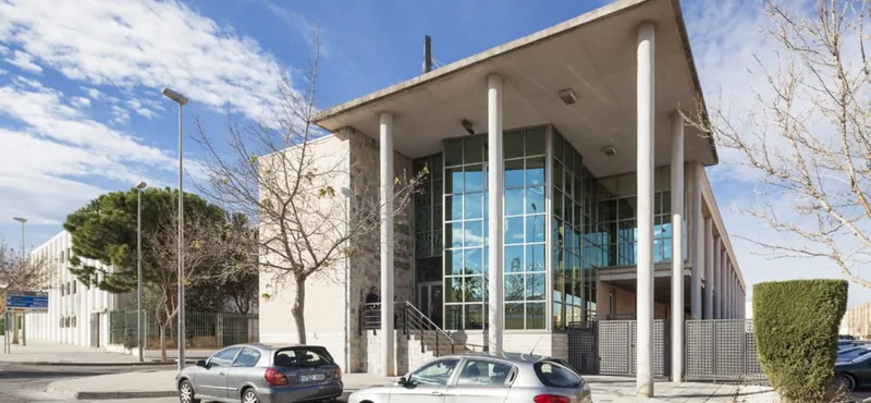 Fachada y acceso de Tanatorio Godella, Valencia