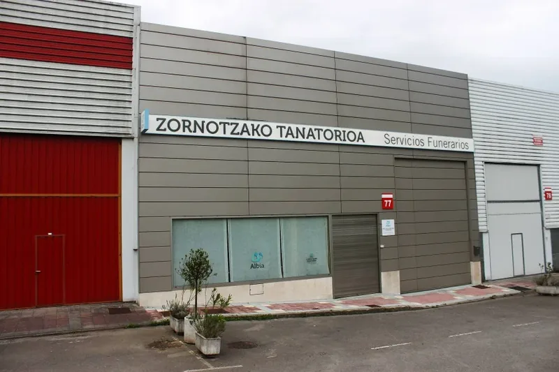 Fachada de Zornotzako Tanatorioa, Amorebieta, Bizkaia