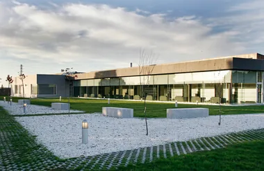 Fachada y acceso de Tanatorio Santiago de Compostela. Servicios Funerarios Santiago de Compostela, La Coruña.