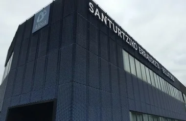 Fachada y acceso de Tanatorio-crematorio Ntra. Sra. de Begoña, Santurtzi