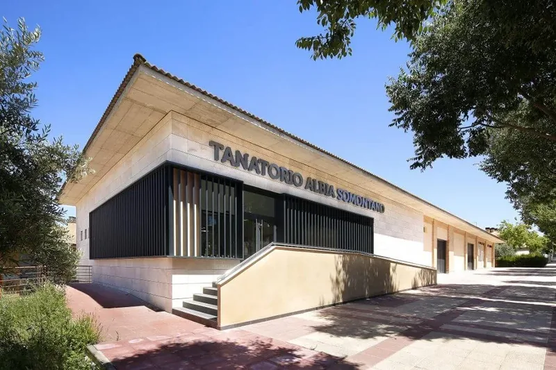 Fachada y acceso de Tanatorio